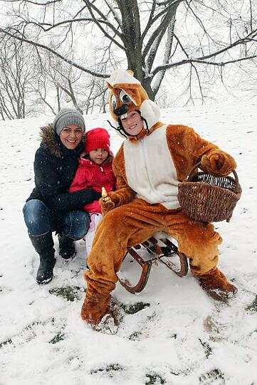 Einem echten Osterhasen macht Schnee nichts aus. Hier gibt es Süßes für Madeleine und ihre kleine Tochter Hannah.