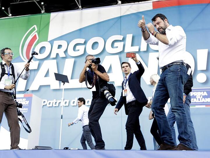 Umringt von Fotografen betritt Matteo Salvini, Chef der rechten Lega und ehemaliger Innenminister von Italien, die Bühne der Großkundgebung.