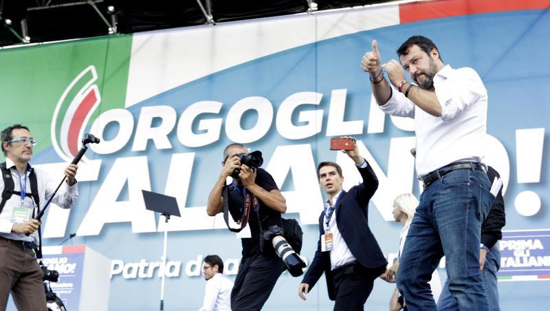 Umringt von Fotografen betritt Matteo Salvini, Chef der rechten Lega und ehemaliger Innenminister von Italien, die Bühne der Großkundgebung. Umringt von Fotografen betritt Matteo Salvini, Chef der rechten Lega und ehemaliger Innenminister von Italien, die Bühne der Großkundgebung.