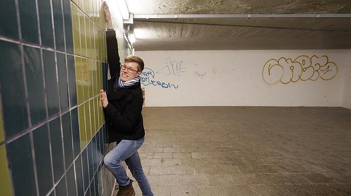 Es fehlen noch die Griffe, um zu bouldern, aber das könnte man am Oskar-von-Miller-Ring ja ändern: Der junge Architekt Maximilian Gemsjäger möchte, dass man an öffentlichen Plätzen den beliebten Kraxelsport ausüben kann.