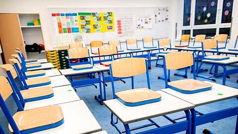 Während der Corona-Pandemie bleiben die Schulen dicht - für lernschwache Schüler ein großes Problem.