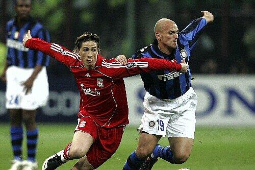 Fernando Torres (l.) gegen Esteban Cambiasso