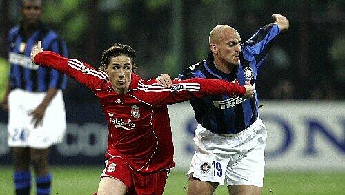 Fernando Torres (l.) gegen Esteban Cambiasso Fernando Torres (l.) gegen Esteban Cambiasso