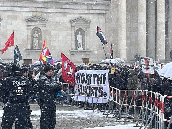 Am Königsplatz in München hat die AfD eine Kundgebung für den Sonntagmittag angemeldet, in 200 Meter Entfernung bildet sich eine spontane Gegendemonstration.