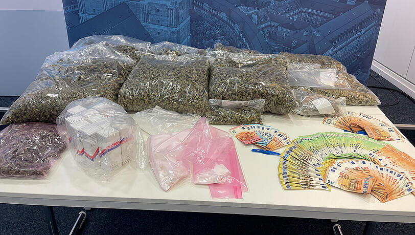 Die Münchner Polizei konnte mehrere Kilo Drogen und mehrere zehntausend Euro Bargeld beschlagnahmen.