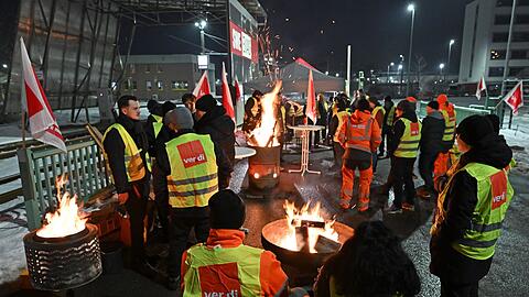 Gewerkschaftsmitglieder stehen vor dem Betriebshof der Erfurter Verkehrsbetriebe AG.