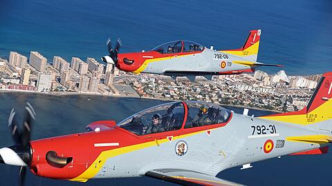 Vater und Tochter in je einem Trainingsflugzeug &uuml;ber dem Mittelmeer: Im vorderen Flugzeug Spaniens K&ouml;nig Felipe VI., im hinteren Thronfolgerin, Kronprinzessin Leonor.