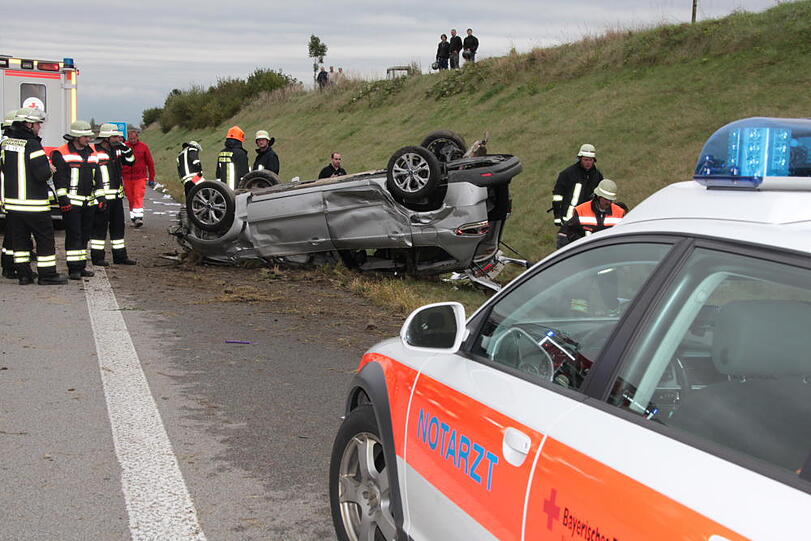 Bei einem Unfall auf der A94 wurden vier Personen verletzt.