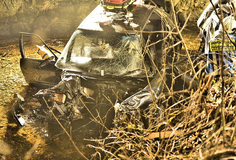 Schrecklicher Unfall bei Waging am See: Ein Auto fällt von einer Brücke. Die beiden Insassen werden schwer verletzt. Die Bilder von der Bergung...