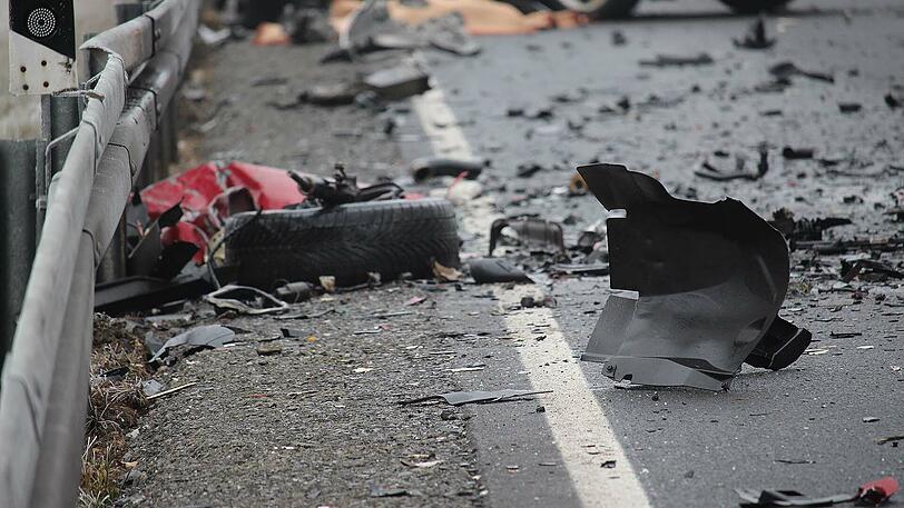 Am Donnerstagmorgen stießen zwei Autos auf einer Bundesstraße frontal zusammen. Beide Fahrer starben noch am Unfallort. Die Bilder des Unfalls.