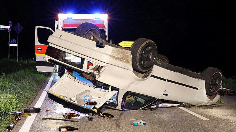 Ein 24-Jähriger kam bei Waging am See alkoholisiert von der Fahrbahn ab und überschlug sich mehrfach.