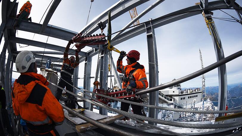 Bauarbeiten in schwindelerregender Höhe: Kurz vor Weihnachten soll die neue Seilbahn an der Zugspitze in Betrieb genommen werden.