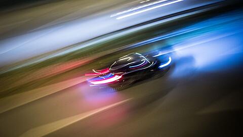 Ein 18-Jähriger raste am Freitag auf der Flucht vor der Polizei mit 180 km/h durch Fürstenfeldbruck.  (Symbolbild)