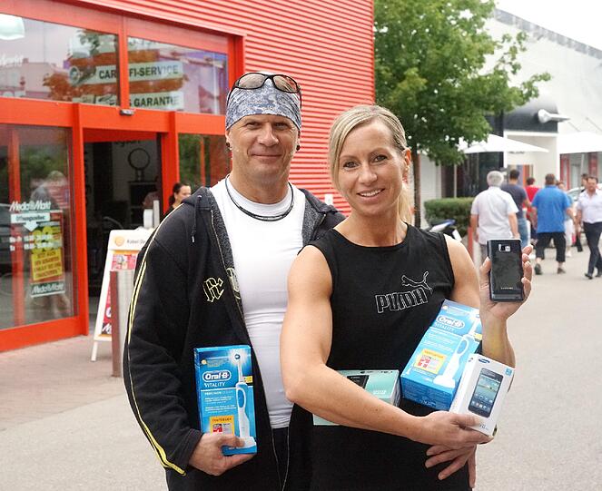 Alle Hände voll: Der Beamte Helge Banaschek (50) und die Polizistin Peggy Danneberg (39) mit neuen Zahnbürsten. Außerdem gekauft: eine Kamera Canon ixus Digital für 99 statt 179 Euro sowie ein Smartphone von Samsung für 229 Euro - mit Gravur der Initialien.
