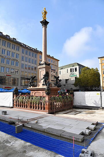 Königsblaue Unterlage für die Bodenplatten am Marienplatz - die Bilder von AZ-Leserreporter Djordje Matkovic