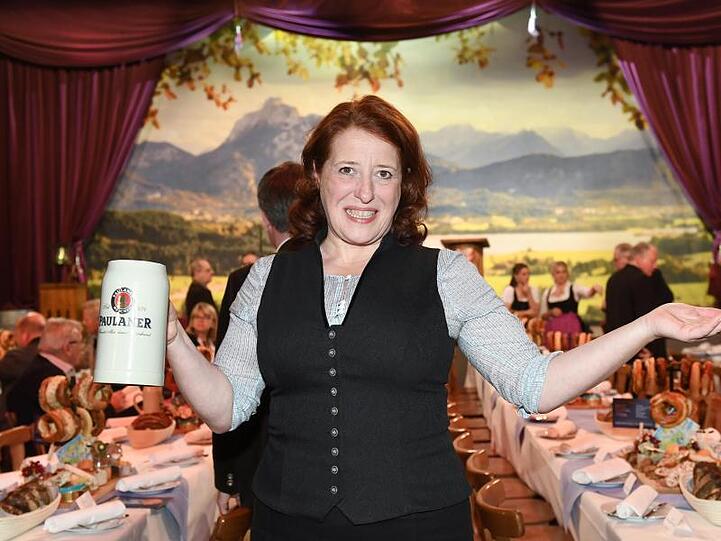 Luise Kinseher beim Starkbieranstich auf dem Nockherberg. Foto: Tobias Hase/dpa/Archivbild