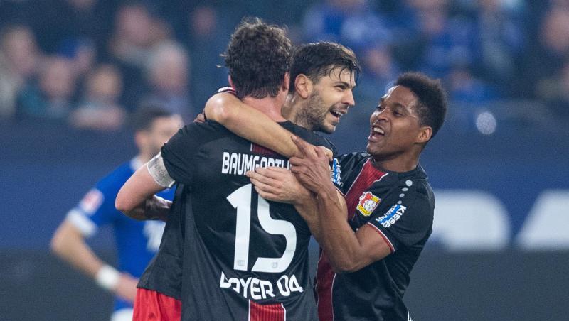 Leverkusens Julian Baumgartlinger (l-r), Torschütze Aleksandar Dragovic und Wendell bejubeln das Tor zum 1:0 gegen Leverkusen. Leverkusens Julian Baumgartlinger (l-r), Torschütze Aleksandar Dragovic und Wendell bejubeln das Tor zum 1:0 gegen Leverkusen.