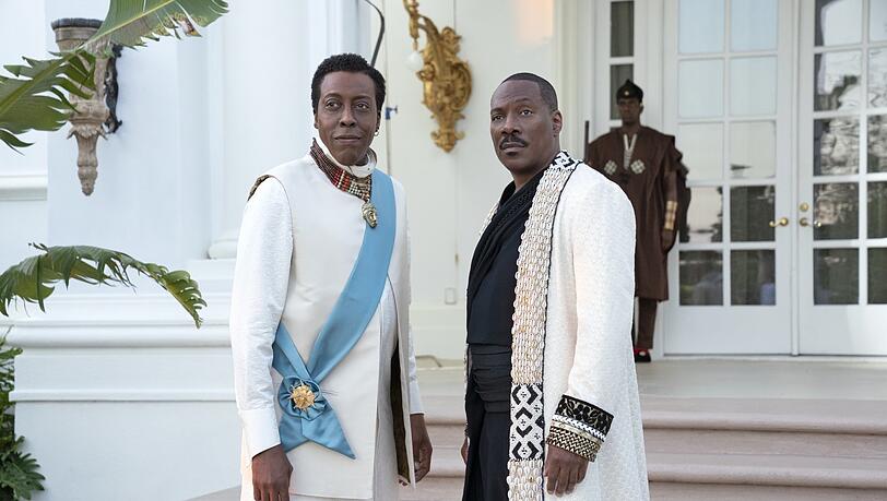 Semmi (Arsenio Hall) assistiert erneut widerwillig seinem König Akeem (Eddie Murphy).