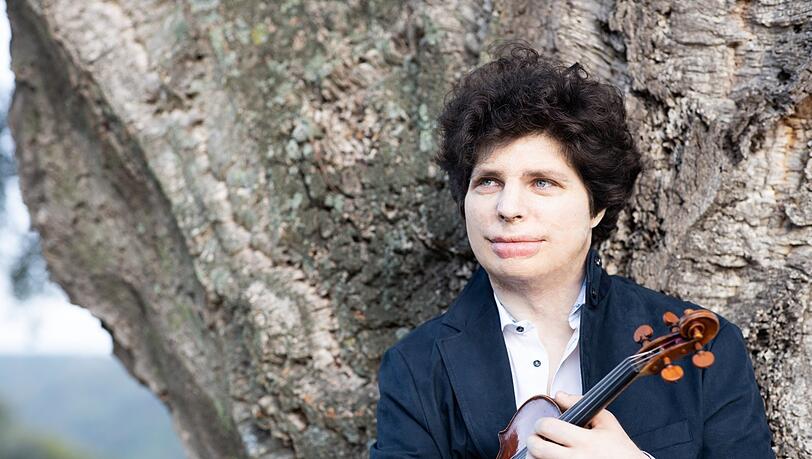 AZ-INTERVIEW mit Augustin Hadelich: Geboren 1984 in Cecina (Italien). Zuletzt nahm er mit dem Symphonieorchester des BR unter Jakub Hru(s)a das Dvorák-Konzert auf.