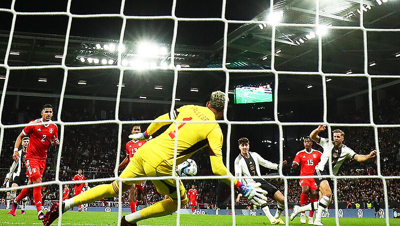 Füllkrugs erster Streich: Der Mittelstürmer (r.) von Werder Bremen trift in der 12. Minute des Länderspiels gegen Peru, dem ersten Auftritt der deutschen Mannschaft nach dem blamablen WM-Aus zum 1:0.