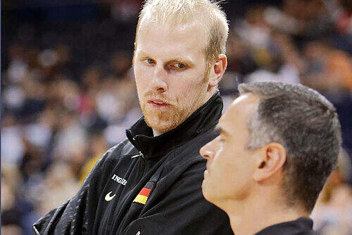 Der Basketball-Guru und sein neuer Star: Dirk Bauermann im Fachgespräch mit NBA-Ass Chris Kaman (links).