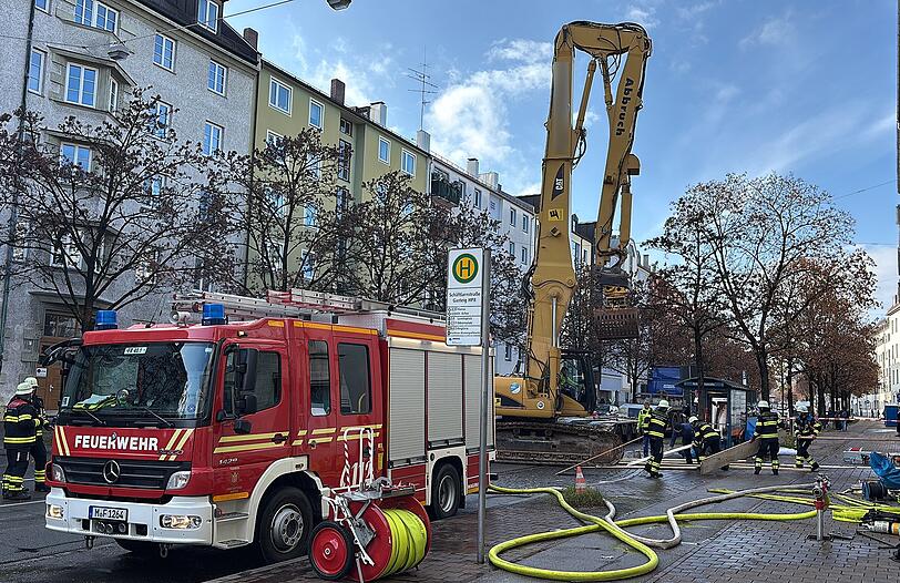 Der Dachstuhlbrand beschäftigte die Feuerwehr über 16 Stunden hinweg. Die Löschmaßnahmen gestalteten sich sehr aufwendig. Personen kamen nicht zu Schaden.