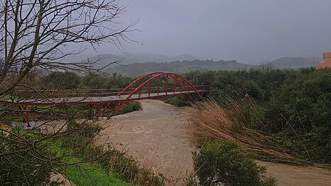 In der Region M&aacute;laga wurde weiter nach einer Frau gesucht, die von den Wassermassen fortgerissen worden war.