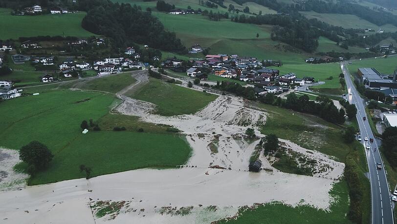 Der Tobersbach in Uttendorf trat über die Ufer. Der Tobersbach in Uttendorf trat über die Ufer.