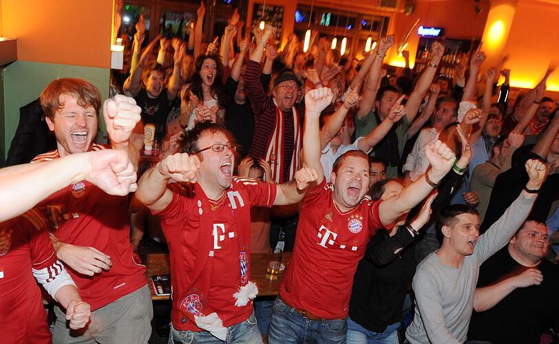 Und das taten sie! Jubel, Stolz und Emotionen - für die Bayern-Fans gab's kein halten.