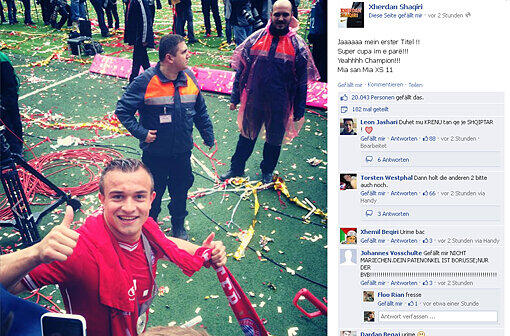 "Jaaaaaa mein erster Titel !! Super cupa im e parë!!! Yeahhhh Champion!!! Mia san Mia XS 11", sagt Shaq zu diesem Handy-Foto von der Tribüne.