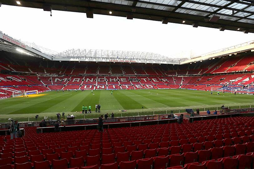 Platz 5 - Old Trafford in Manchester: 1910 eröffnet, zählt das Old Trafford zu den legendärsten Stadien der Welt. Von England-Legende Bobby Charlton bekam die Arena den Spitznamen "Theatre of Dreams" verliehen. Mit einer Kapazität von 75.653 Zuschauern ist die Spielstätte von Manchester United nach Wembley das zweitgrößte Stadion im Vereinigten Königreich.