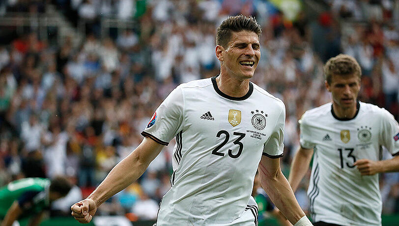 Mario Gomez jubelt. Er bringt Deutschland mit 1:0 in Führung gegen Nordirland. Mario Gomez jubelt. Er bringt Deutschland mit 1:0 in Führung gegen Nordirland.