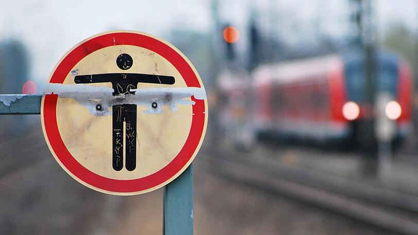 Der Gleisbereich ist aus gutem Grund für Unbefugte tabu: Es ist schlicht zu gefährlich dort herumzulaufen.