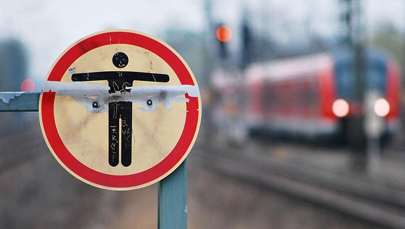 Der Gleisbereich ist aus gutem Grund für Unbefugte tabu: Es ist schlicht zu gefährlich dort herumzulaufen.