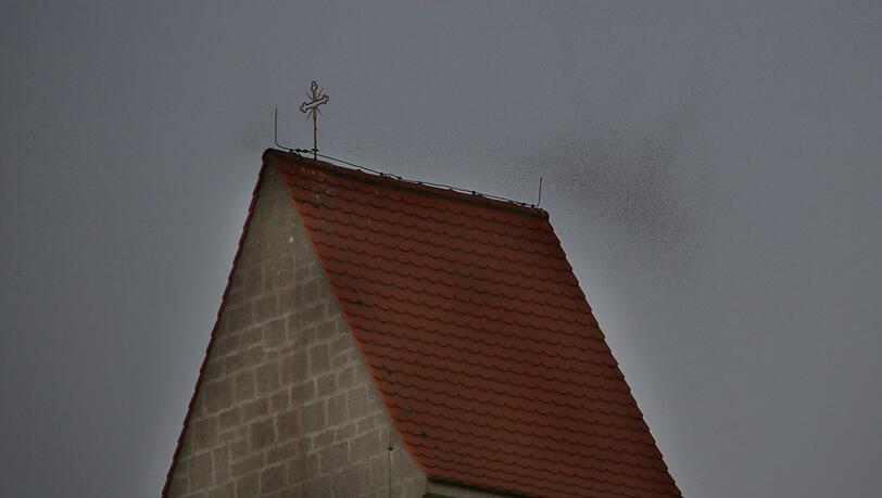 Diese Kirche brennt nicht: Der Rauch stellte sich als Mückenschwarm heraus. Diese Kirche brennt nicht: Der Rauch stellte sich als Mückenschwarm heraus.