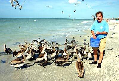 Ralph Heath bei der Vogelfütterung, Foto: Raab