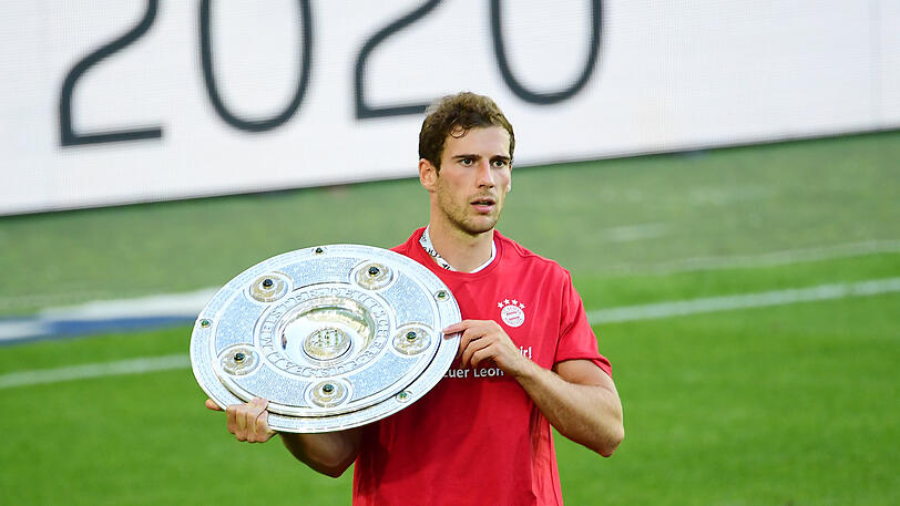 Bayern-Profi Leon Goretzka mit der Meisterschale.