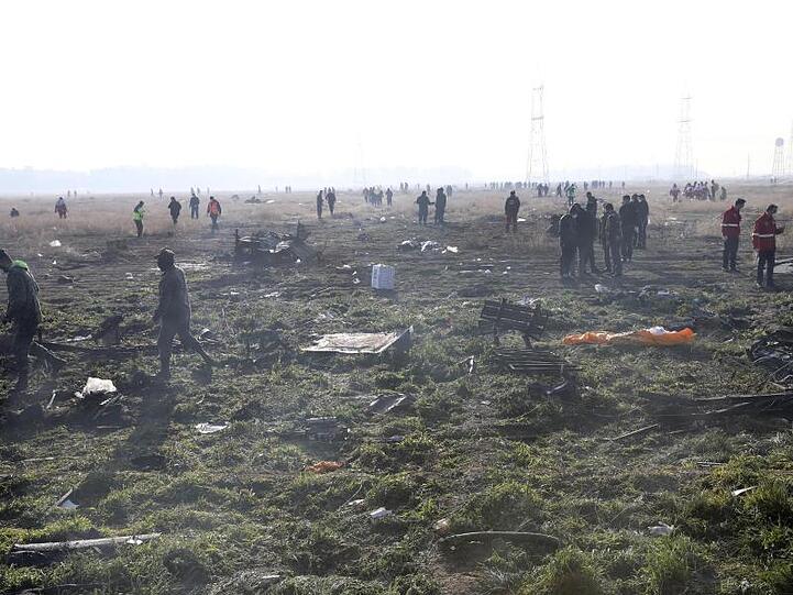 Viele Rettungskräfte sind in der Nähe des Flughafens im Einsatz.