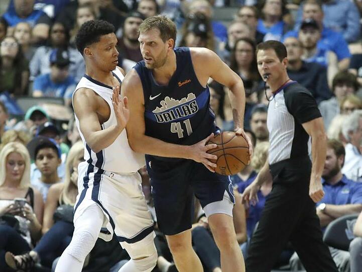 Mavs-Spieler Dirk Nowitzki setzt sich gegen Ivan Rabb von den Memphis Grizzlies durch.