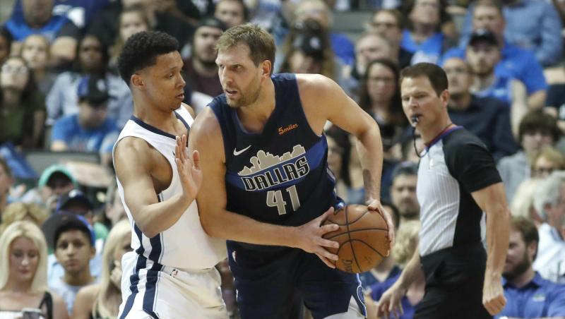 Mavs-Spieler Dirk Nowitzki setzt sich gegen Ivan Rabb von den Memphis Grizzlies durch. Mavs-Spieler Dirk Nowitzki setzt sich gegen Ivan Rabb von den Memphis Grizzlies durch.