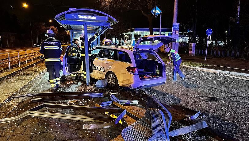 Frühmorgens am Samstag, 26.11. ist ein Taxler in ein Tramhäuschen am Tiroler Platz gefahren.