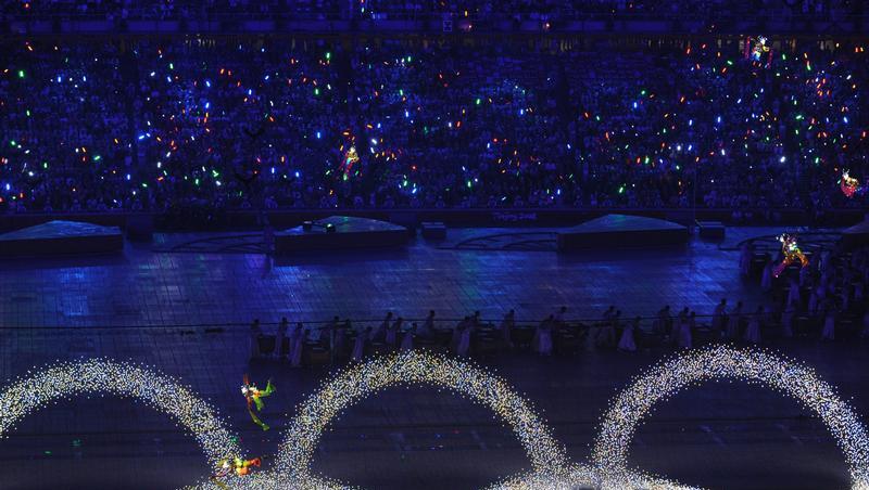 Fliegende Tänzer ziehen die Olympischen Ringe in die Luft: Die Spiele können beginnen. Fliegende Tänzer ziehen die Olympischen Ringe in die Luft: Die Spiele können beginnen.