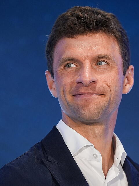 Da war er noch bartlos: Thomas Müller bei seiner Ankunft in Vancouver.