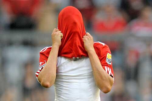 Untertauchen kann Thomas Müller nicht wirklich. Der Streit um seine mögliche Nationalmannschaftsnominierung geht weiter.