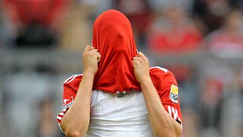 Untertauchen kann Thomas Müller nicht wirklich. Der Streit um seine mögliche Nationalmannschaftsnominierung geht weiter. Untertauchen kann Thomas Müller nicht wirklich. Der Streit um seine mögliche Nationalmannschaftsnominierung geht weiter.