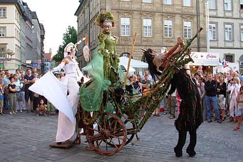 Mit Bockssprüngen durch München: Verkleidet als Faune und andere Fabelwesen laufen die Artisten vom &bdquo;Zick Zack Traumtheater&ldquo; durch die Schützenstraße