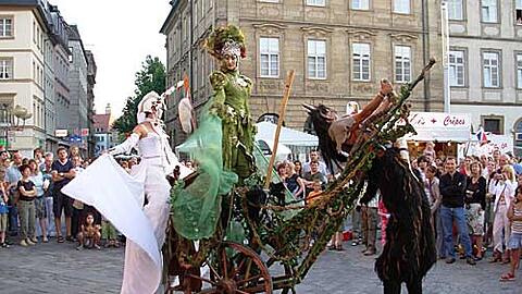 Mit Bockssprüngen durch München: Verkleidet als Faune und andere Fabelwesen laufen die Artisten vom &bdquo;Zick Zack Traumtheater&ldquo; durch die Schützenstraße