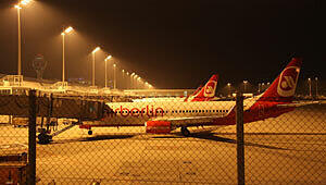 Die Air-Berlin-Maschine auf dem Flughafen München Die Air-Berlin-Maschine auf dem Flughafen München