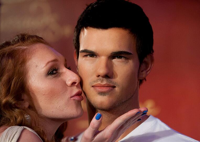 Dschungelstar Georgina und der schöne Werwolf. Leider nur aus Wachs. Das Starlet hat die Figur von Taylor Lautner in Madame Tussauds Wachsfigurenkabinett eingeweiht und gleichmal Hand angelegt. Die Bilder...