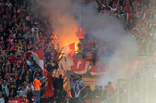 Fans von Energie Cottbus zünden Pyrotechnik im Stadion von Dresden